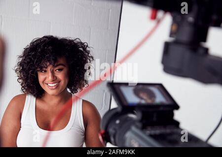 Modèle féminin pose pour caméra vidéo sur film Banque D'Images