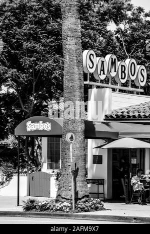 Les gens à manger sur la terrasse en Sambos restaurant, le dernier de la chaîne de restaurants Sambos à rester en affaires, situé à Santa Barbara, CA, dans B&W Banque D'Images