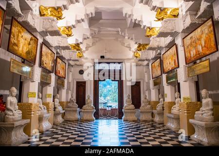 À l'intérieur d'un temple bouddhiste à Kandy - Sri Lanka Banque D'Images