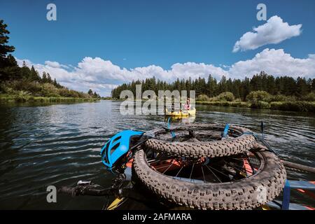 Pack vélo de descente en eaux vives de la rivière Deschutes dans le centre de l'Oregon. Banque D'Images