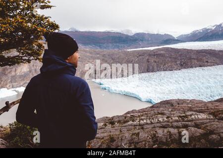 Homme debout profiter de vue sur le lac et les glaciers Banque D'Images