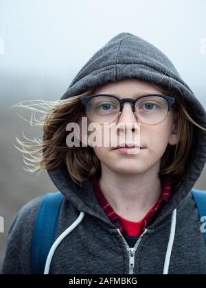 Portrait de tween portant des lunettes à la caméra en Banque D'Images