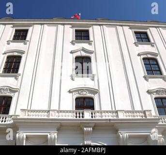 Façade avec balcon et d'un drapeau de l'ancien château de Bratislava, Slovaquie Banque D'Images