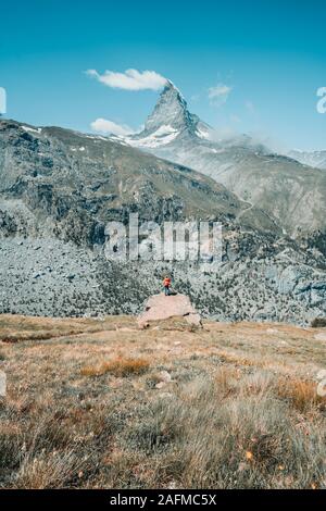 Prise de vue au grand angle de woman standing in front of mountain Banque D'Images