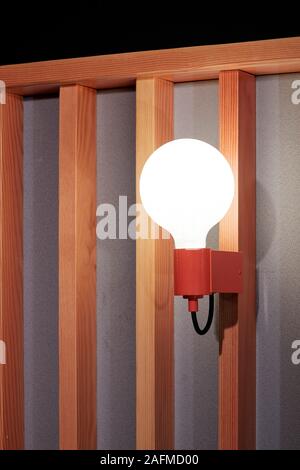 Lampe murale en bois et bardage. Seven Dials Market, Londres, Royaume-Uni. Architecte : Stiff  + Damien Vorreux architectes, 2019. Banque D'Images