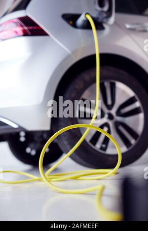 Câble d'alimentation de l'Environnement de charge de voiture électrique zéro émission en garage Banque D'Images