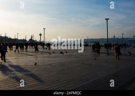 Istanbul, Turquie. 21 novembre, 2019. Quartier Uskudar dans la soirée Banque D'Images