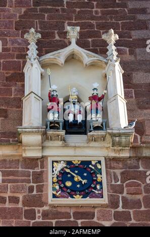 Horloge mécanique sur 12ème siècle, l'église St Mary Étapes West Street, Exeter, Devon, Angleterre, Royaume-Uni Banque D'Images