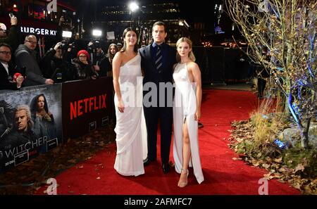 Chalotra d'Anya, Henry Cavill et Freya Allan assister à la première mondiale de l'Netflix Witcher, tenue à la vue de Leicester Square à Londres. Banque D'Images