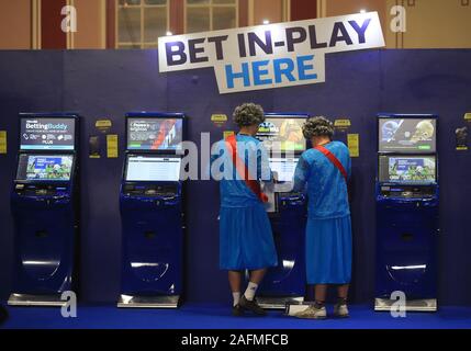 Fléchettes fans déguisés pendant quatre jours du championnat du monde de William Hill à Alexandra Palace, Londres. Banque D'Images