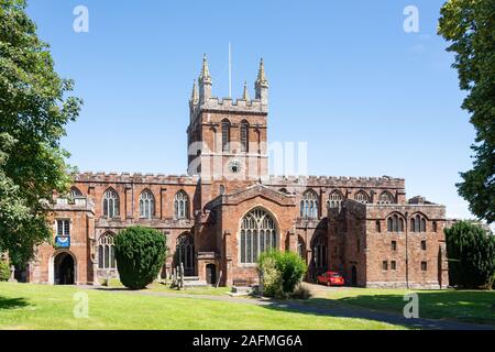 Cadran solaire sur le mur de l'ancienne église de la Sainte Croix, Rue de l'Église, Crediton, Devon, Angleterre, Royaume-Uni Banque D'Images