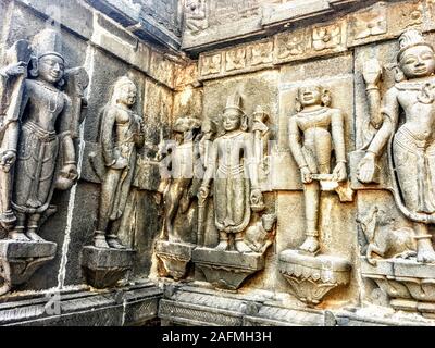 Ajanta caves avec statue de Bouddha et de belles sculptures architecturales sur les murs et les piliers à Aurangabad District. Banque D'Images