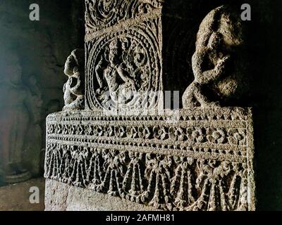 L'intérieur de cavernes d'Ajanta sur piliers sculptés et plafond à Aurangabad, Maharashtra, état de l'Inde. Banque D'Images