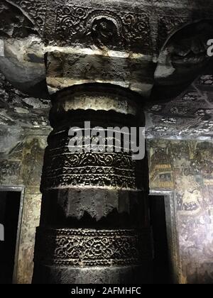 L'intérieur de cavernes d'Ajanta sur piliers sculptés et plafond à Aurangabad, Maharashtra, état de l'Inde. Banque D'Images