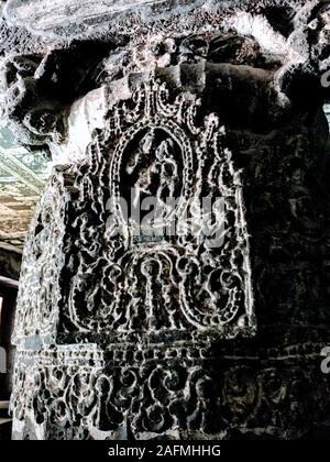 L'intérieur de cavernes d'Ajanta sur piliers sculptés et plafond à Aurangabad, Maharashtra, état de l'Inde. Banque D'Images