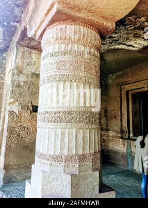 L'intérieur de cavernes d'Ajanta sur piliers sculptés et plafond à Aurangabad, Maharashtra, état de l'Inde. Banque D'Images