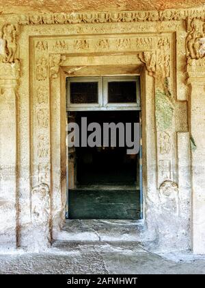 L'intérieur de cavernes d'Ajanta sur piliers sculptés et plafond à Aurangabad, Maharashtra, état de l'Inde. Banque D'Images