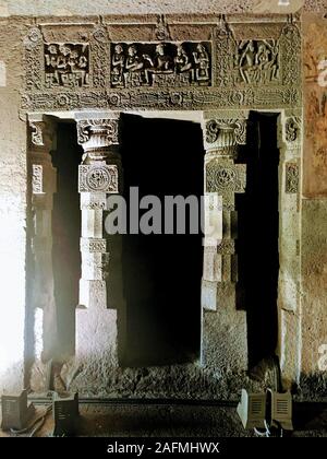 L'intérieur de cavernes d'Ajanta sur piliers sculptés et plafond à Aurangabad, Maharashtra, état de l'Inde. Banque D'Images