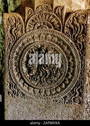 L'intérieur de cavernes d'Ajanta sur piliers sculptés et plafond à Aurangabad, Maharashtra, état de l'Inde. Banque D'Images