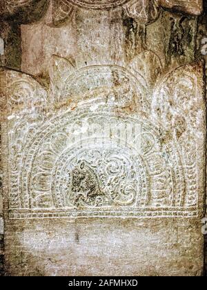 L'intérieur de cavernes d'Ajanta sur piliers sculptés et plafond à Aurangabad, Maharashtra, état de l'Inde. Banque D'Images