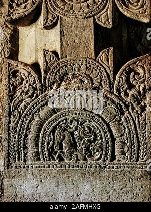 L'intérieur de cavernes d'Ajanta sur piliers sculptés et plafond à Aurangabad, Maharashtra, état de l'Inde. Banque D'Images