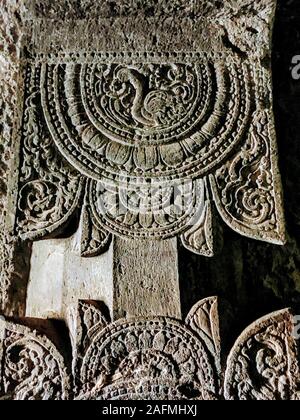 L'intérieur de cavernes d'Ajanta sur piliers sculptés et plafond à Aurangabad, Maharashtra, état de l'Inde. Banque D'Images