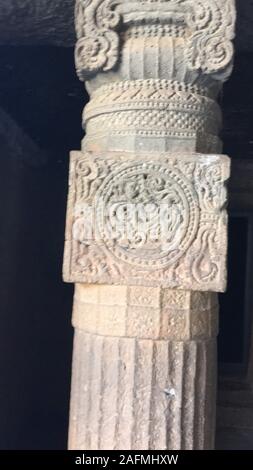 L'intérieur de cavernes d'Ajanta sur piliers sculptés et plafond à Aurangabad, Maharashtra, état de l'Inde. Banque D'Images