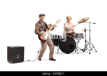 Femme âgée à jouer de la batterie et de l'homme jouant une guitare électrique isolé sur fond blanc Banque D'Images