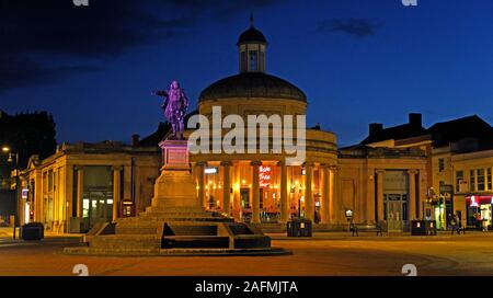 Crépuscule à Bridgwater, Somerset, centre-ville, ancienne salle de marché, Cornhill, sud-ouest de l'Angleterre, Royaume-Uni, TA6 3BU Banque D'Images