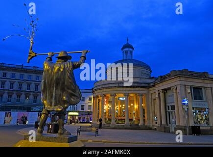 Statue de l'Esprit de Carnaval et vieux marché, Bridgwater Town Center, Sedgemoor District Council, Somerset, South West England, Royaume-Uni Banque D'Images