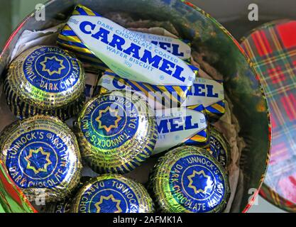 Galettes de caramel au chocolat noir de Tunnock et thés au chocolat noir de Tunnock, dans un étain tartan. Petits gâteaux de guimauve doux, Uddingston, Écosse Banque D'Images