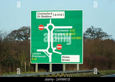 Signe avec les noms de ville de destination, les directions à l'approche d'un12 Chelmsford, Essex, UK sur un tronçon d'une voie rapide. duel130 Colchester, Maldon, Stansted Banque D'Images