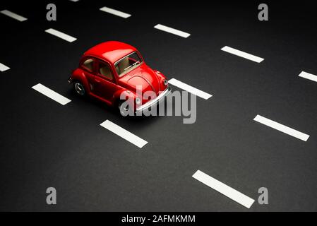 Izmir, Turquie - le 28 juillet 2019. Vue supérieure de la petite voiture sur une route avec road lane Banque D'Images