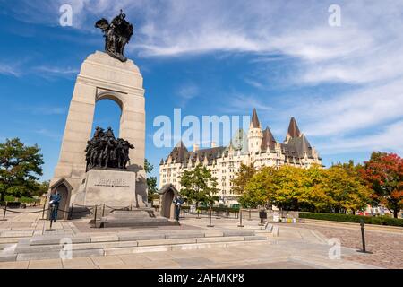 Ottawa, CA - 9 octobre 2019 : Le Monument commémoratif de guerre à la place de la Confédération Banque D'Images