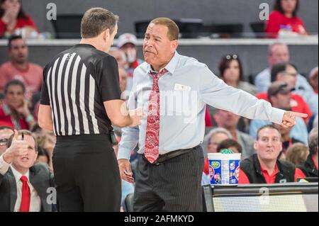 Houston, Texas, USA. Le 15 décembre, 2019. L'entraîneur-chef des Cougars de Houston Kelvin Sampson soutient avec un fonctionnaire au cours de la jeu de basket-ball de NCAA entre l'Oklahoma State Cowboys et les Cougars de Houston à l'Fertitta Center à Houston, Texas. Oklahoma State a battu Houston 61-55. Prentice C. James/CSM/Alamy Live News Banque D'Images