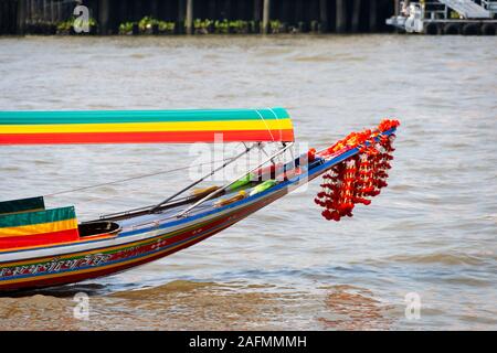 Décorées distinctement des bateau à longue queue, Chao Phraya, Bangkok, Thaïlande Banque D'Images