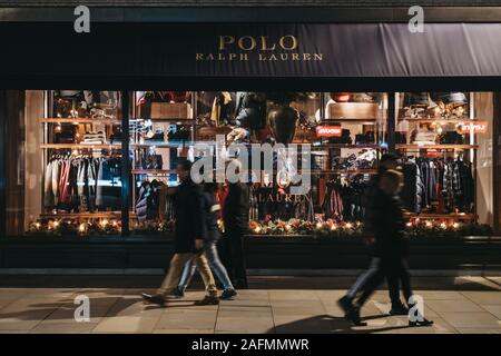 Londres, Royaume-Uni - 17 novembre 2019 : Façade de Polo Ralph Lauren shop sur Regent Street, principale rue commerçante dans le West End, Londres, les gens marcher en fr Banque D'Images