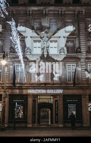 Londres, Royaume-Uni - 17 novembre 2019 : spectacle de lumière papillon par Dominic Harris sur la façade de l'Halcyon Gallery, London, UK, son plus grand art numérique projectio Banque D'Images