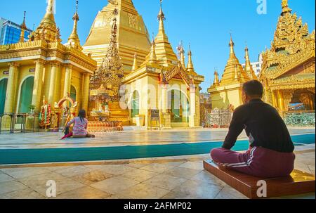 YANGON, MYANMAR - février 17, 2018 : Les sections locales sur la prière du matin à la pagode Sule est proche de la principale station de train planétaire stupa et dimanche, le 17 février dans la région de Ya Banque D'Images