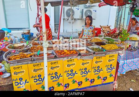 YANGON, MYANMAR - février 17, 2018 : Le petit Chinatown street food avec une large gamme de produits locaux faits maison - poulet frit, légumes st Banque D'Images