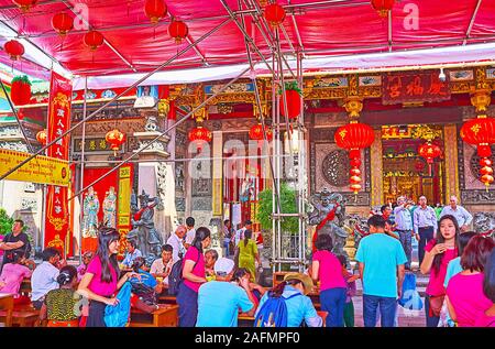 YANGON, MYANMAR - février 17, 2018 : La Cour bondée de Kheng Hock Keong Temple dans le quartier chinois pendant le Nouvel An Chinois (Fête du Printemps) celebrati Banque D'Images