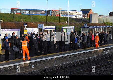 Warrington, Cheshire, Royaume-Uni. Dec 16, 2019. Les dirigeants du Conseil, le personnel des chemins de fer et les dignitaires locaux à l'ouverture officielle de la gare de l'ouest de Warrington. Le projet de la station 20,5 millions € a été financé par Warrington Borough Council, le ministère des Transports, de l'entreprise contributions et Warrington Cheshire et le partenariat pour l'entreprise locale. La station est gérée par le nord de trains et fournira des liens vitaux pour l'Chapelford communauté à Liverpool et Manchester, avec 4 trains par heure, une voiture 250 relais et des capacités des services de bus locaux. Photo : G.P.Essex/Alamy Live News Banque D'Images