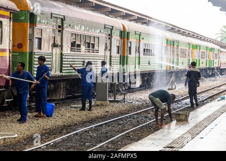 Nettoyage des travailleurs voitures de chemins de fer à la gare de Bangkok, Thaïlande Banque D'Images