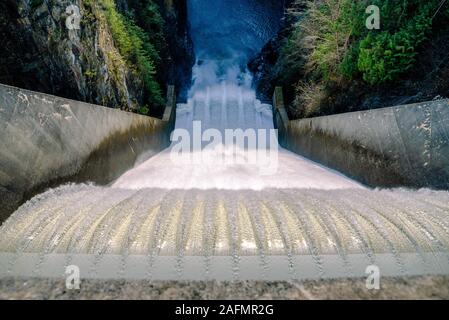 Une vue de dessus de la rivière Capilano, qui s'écoule dans le déversoir du barrage Cleveland à North Vancouver Banque D'Images