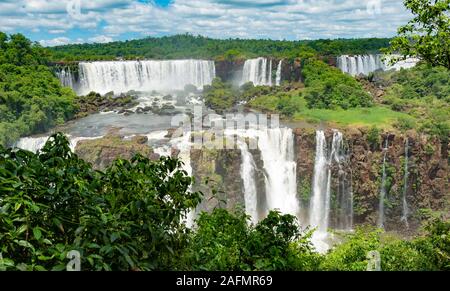 Vue panoramique spectaculaire de l'Iguazu vu du Brésil en Amérique du Sud Banque D'Images