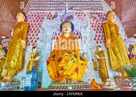 YANGON, MYANMAR - février 17, 2018 : les statues de Bouddha de différentes tailles et de sculptures murales en sein Yaung Chi Pagode, situé dans la région de Dagon Township, le Fe Banque D'Images