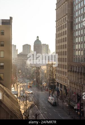 La Tour Du Soleil vu de la rue Hastings Ouest à Vancouver sur un jour d'hiver ensoleillé Banque D'Images