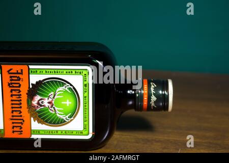 Flacon De Verre D'alcool Jagermeister, Digestif Allemand a Fait Avec 56  Herbes Et épices Image éditorial - Image du boisson, effectué: 166893425