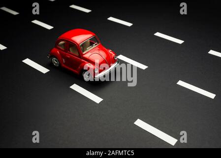 Izmir, Turquie - le 28 juillet 2019. Vue supérieure de la petite voiture sur une route avec road lane Banque D'Images