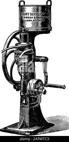 . La cyclopaedia standard de l'agriculture moderne et l'économie rurale, par les plus éminentes autorités et spécialistes sous la direction du professeur R. Patrick Wright ... er partie du lait, à savoir la phase aqueuse,et en minéraux, et caséeuse la partie creamless-a été placé dans le champ d'centrifugalforce et jeté à l'extrémité extérieure de l'glasgtube crème, tandis que la partie la plus claire et est resté à l'extrémité intérieure de la séparation des deux parties-la crème et l'creamless-a été progressivement accompli dans une dizaine de minutes, totwenty et la ligne de séparation a été clearlyseen quand la machine à cames Banque D'Images